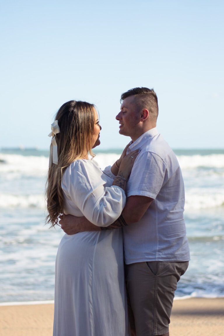 Ensaio Fotográfico Pré Wedding na praia feito pelo fotógrafo de São Paulo Guilherme Marques Fotografia de casal Ensaio de casal
