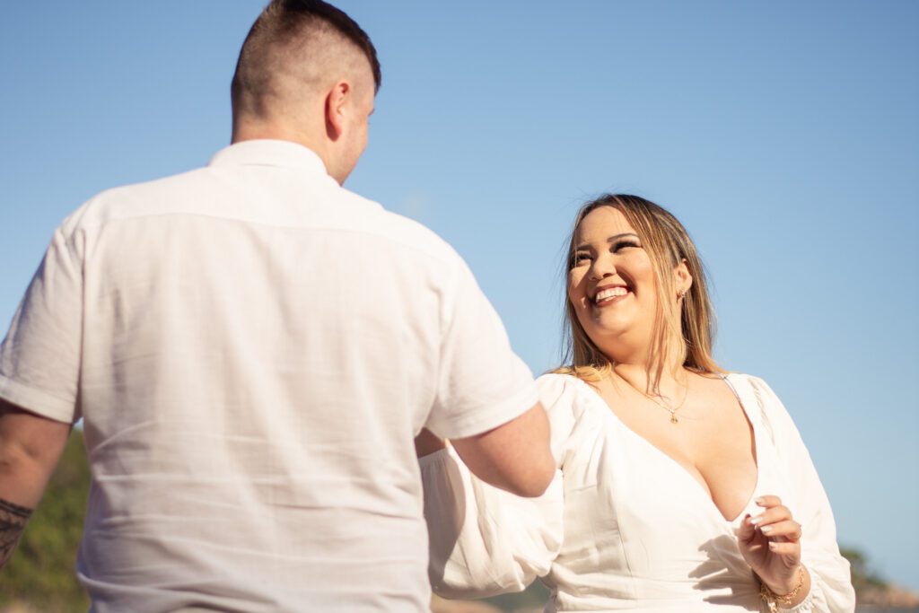 Ensaio Fotográfico Pré Wedding na praia feito pelo fotógrafo de São Paulo Guilherme Marques Fotografia de casal Ensaio de casal