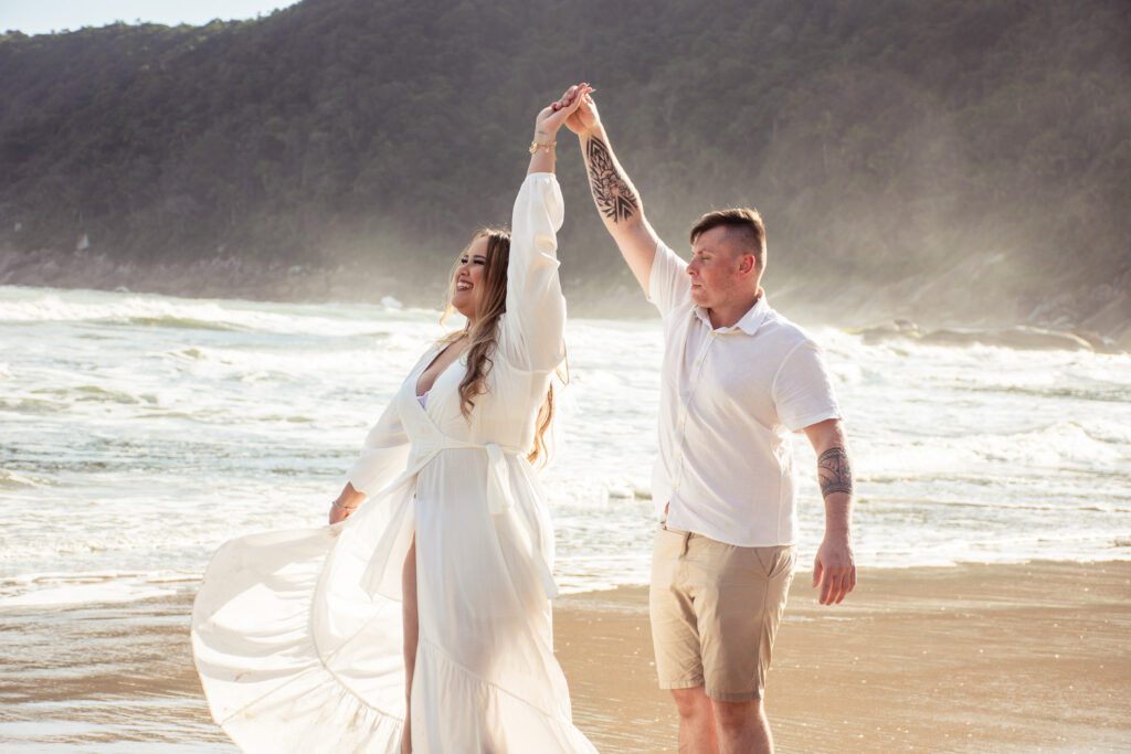 Ensaio Fotográfico Pré Wedding na praia feito pelo fotógrafo de São Paulo Guilherme Marques Fotografia de casal Ensaio de casal
