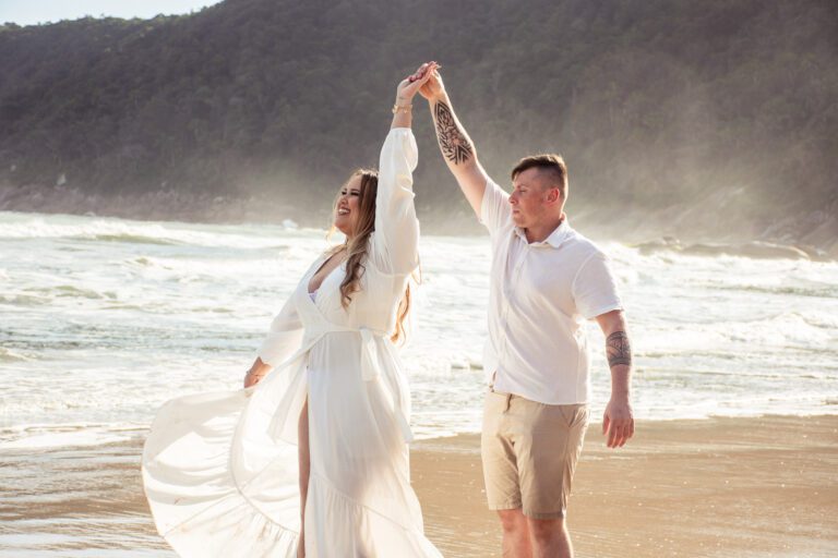 Ensaio Fotográfico Pré Wedding na praia feito pelo fotógrafo de São Paulo Guilherme Marques Fotografia de casal Ensaio de casal