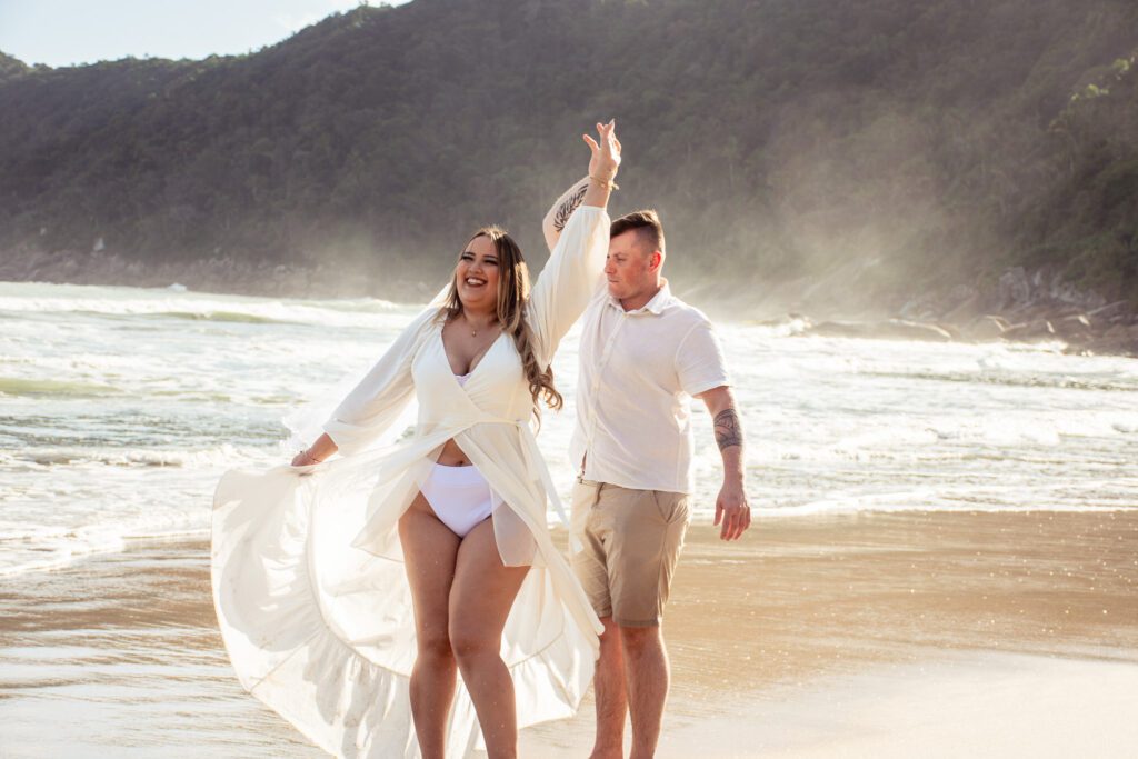 Ensaio Fotográfico Pré Wedding na praia feito pelo fotógrafo de São Paulo Guilherme Marques Fotografia de casal Ensaio de casal