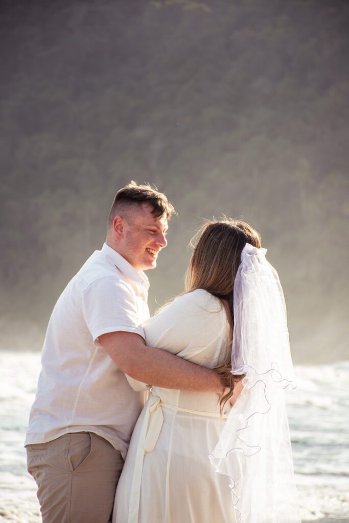 Ensaio Fotográfico Pré Wedding na praia feito pelo fotógrafo de São Paulo Guilherme Marques Fotografia de casal Ensaio de casal