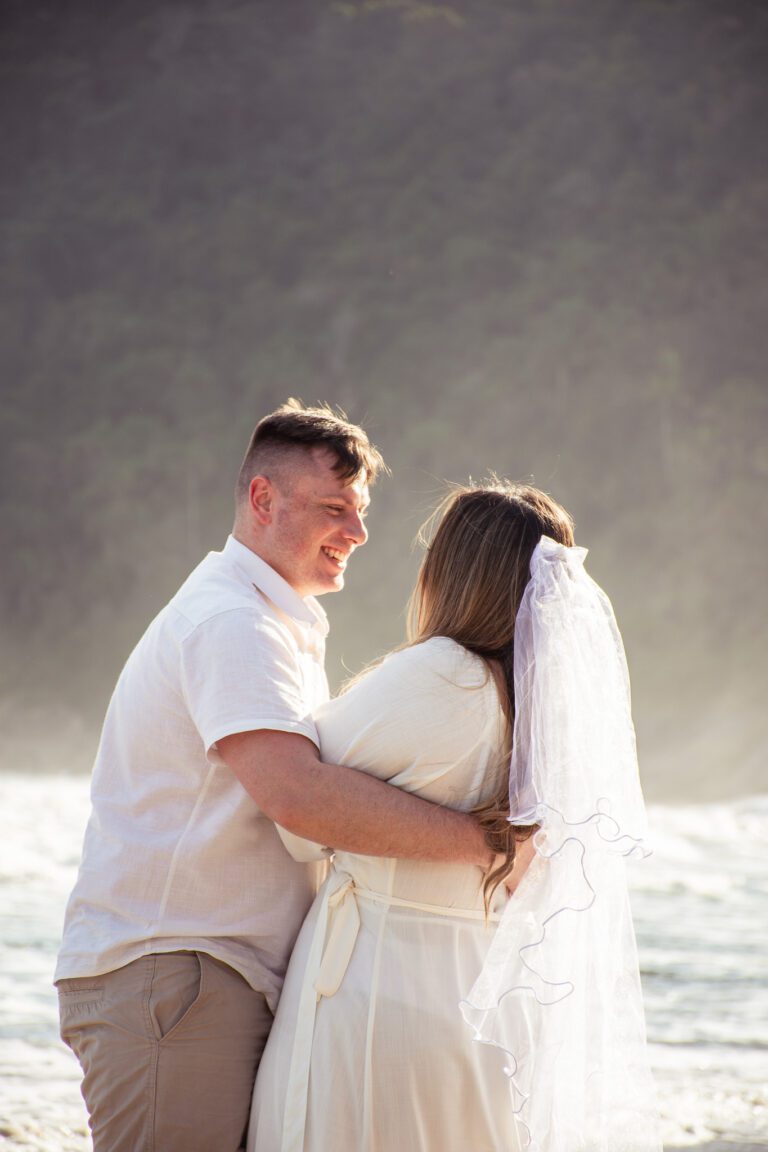 Ensaio Fotográfico Pré Wedding na praia feito pelo fotógrafo de São Paulo Guilherme Marques Fotografia de casal Ensaio de casal