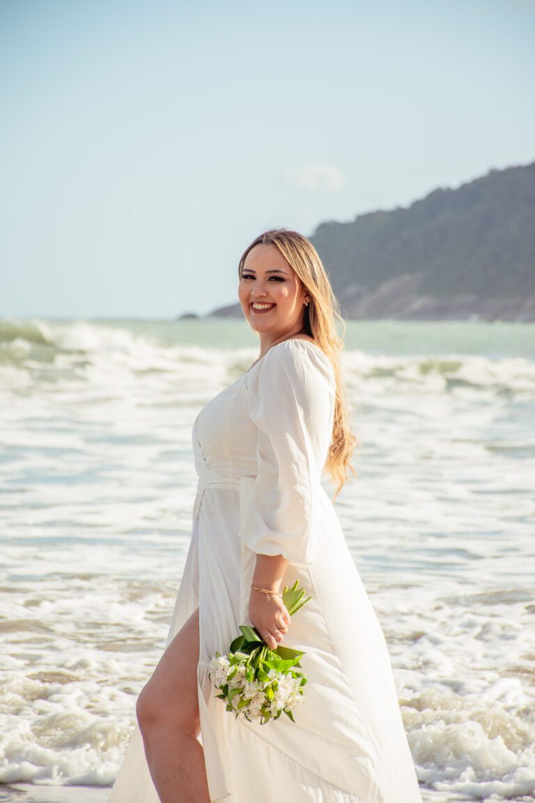 Ensaio Fotográfico Pré Wedding na praia feito pelo fotógrafo de São Paulo Guilherme Marques Fotografia de casal Ensaio de casal