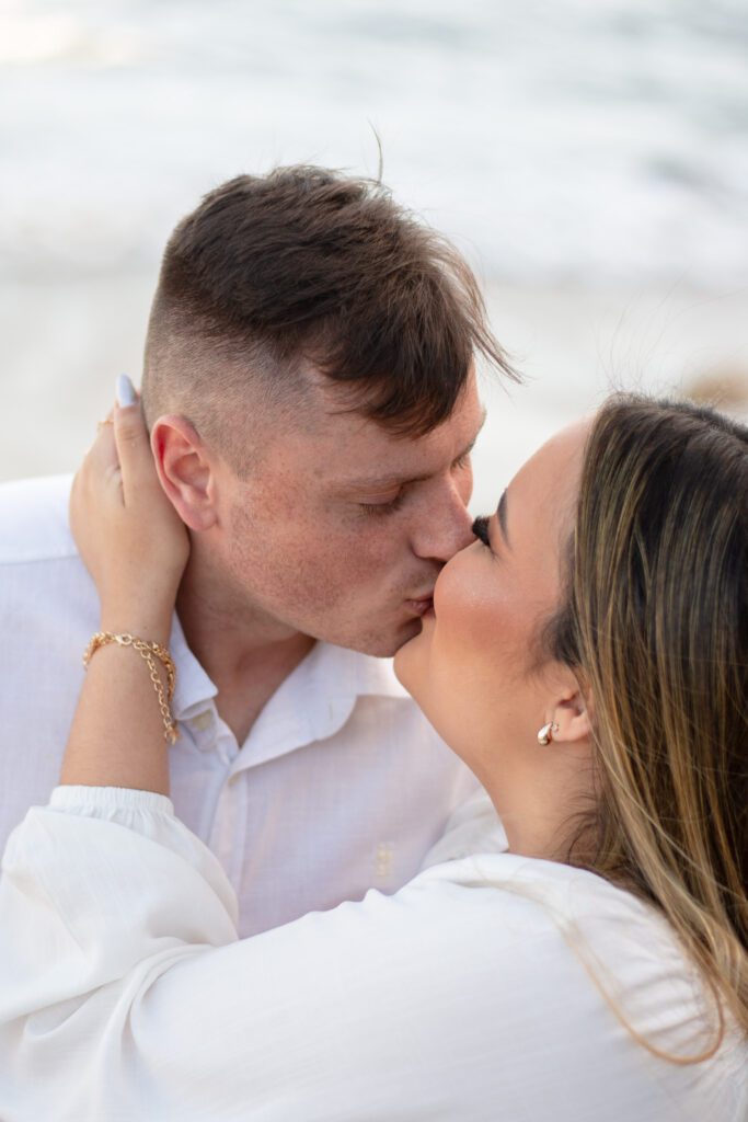 Ensaio Fotográfico Pré Wedding na praia feito pelo fotógrafo de São Paulo Guilherme Marques Fotografia de casal Ensaio de casal