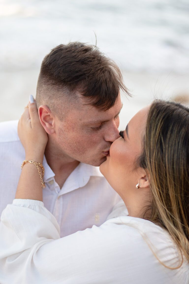 Ensaio Fotográfico Pré Wedding na praia feito pelo fotógrafo de São Paulo Guilherme Marques Fotografia de casal Ensaio de casal