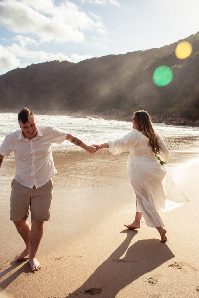 Ensaio Fotográfico Pré Wedding na praia feito pelo fotógrafo de São Paulo Guilherme Marques Fotografia de casal Ensaio de casal