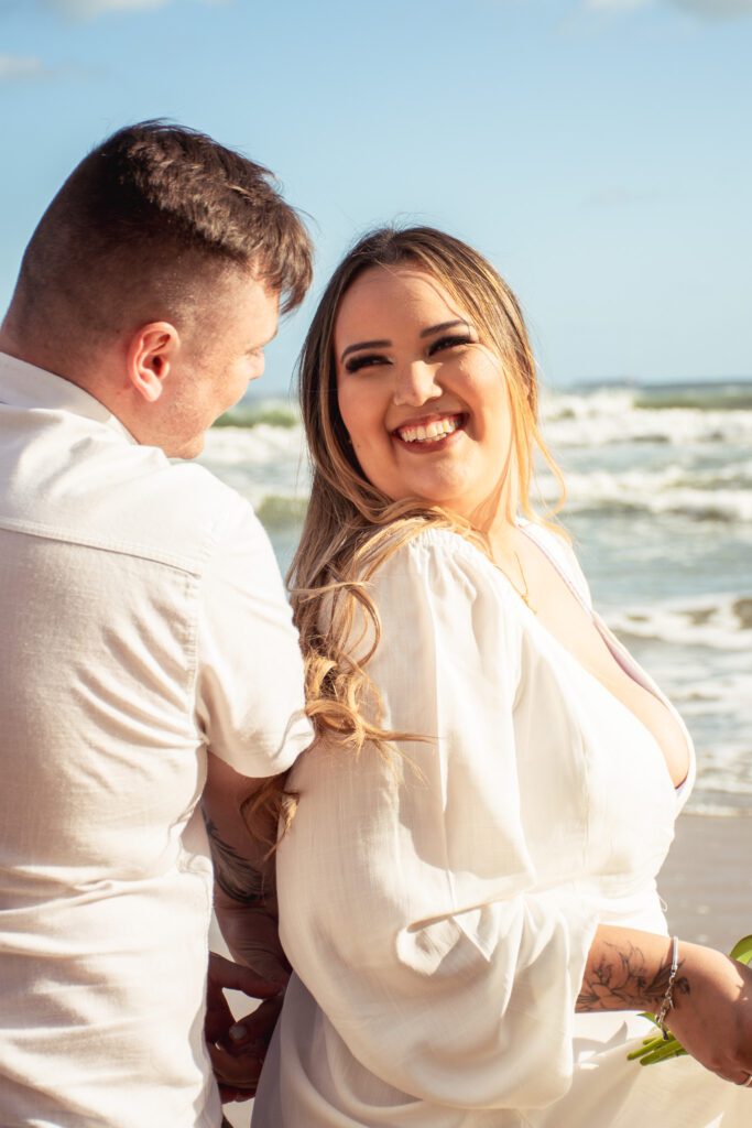 Ensaio Fotográfico Pré Wedding na praia feito pelo fotógrafo de São Paulo Guilherme Marques Fotografia de casal Ensaio de casal