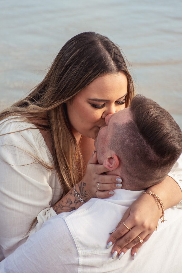 Ensaio Fotográfico Pré Wedding na praia feito pelo fotógrafo de São Paulo Guilherme Marques Fotografia de casal Ensaio de casal