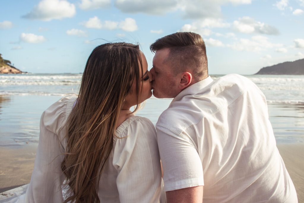 Ensaio Fotográfico Pré Wedding na praia feito pelo fotógrafo de São Paulo Guilherme Marques Fotografia de casal Ensaio de casal