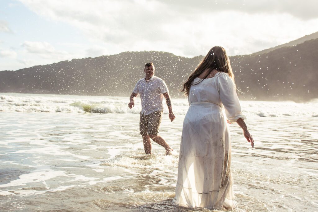 Ensaio Fotográfico Pré Wedding na praia feito pelo fotógrafo de São Paulo Guilherme Marques Fotografia de casal Ensaio de casal