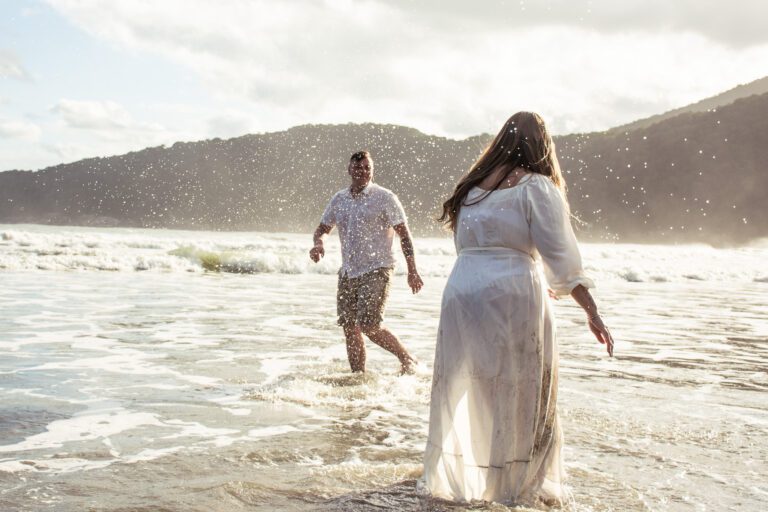Ensaio Fotográfico Pré Wedding na praia feito pelo fotógrafo de São Paulo Guilherme Marques Fotografia de casal Ensaio de casal