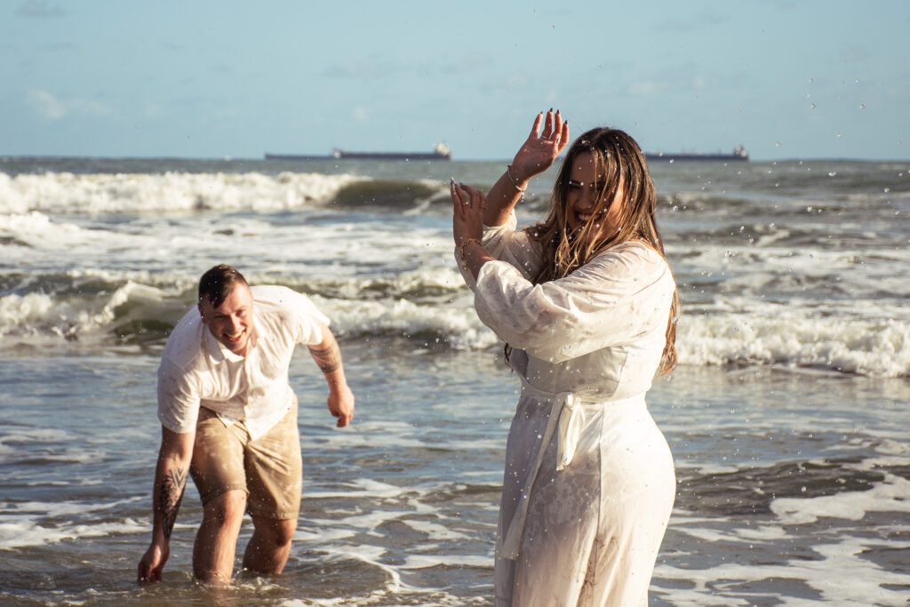 Ensaio Fotográfico Pré Wedding na praia feito pelo fotógrafo de São Paulo Guilherme Marques Fotografia de casal Ensaio de casal