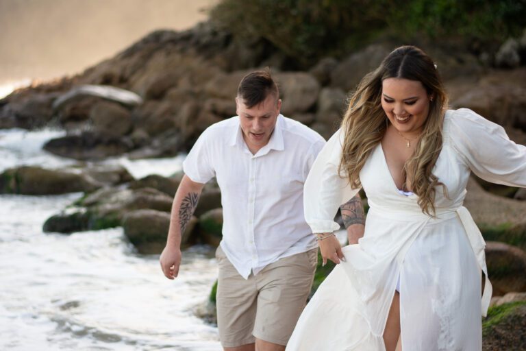 Ensaio Fotográfico Pré Wedding na praia feito pelo fotógrafo de São Paulo Guilherme Marques Fotografia de casal Ensaio de casal