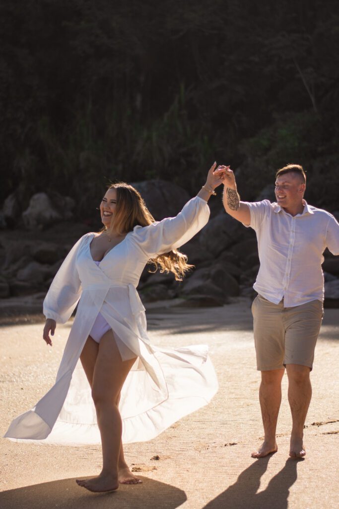 Ensaio Fotográfico Pré Wedding na praia feito pelo fotógrafo de São Paulo Guilherme Marques Fotografia de casal Ensaio de casal