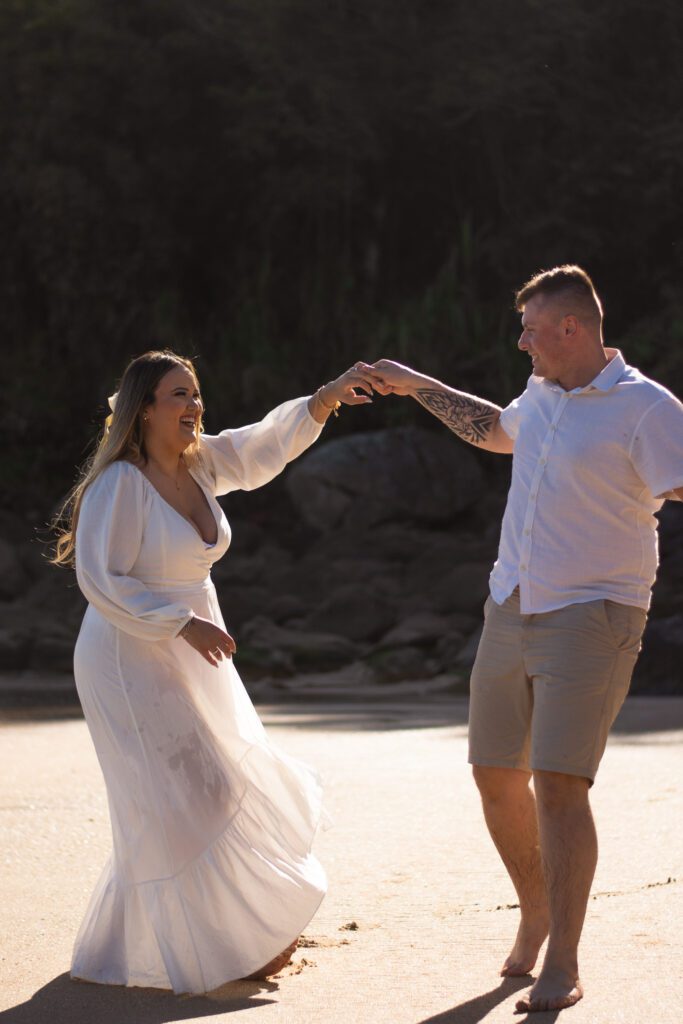 Ensaio Fotográfico Pré Wedding na praia feito pelo fotógrafo de São Paulo Guilherme Marques Fotografia de casal Ensaio de casal