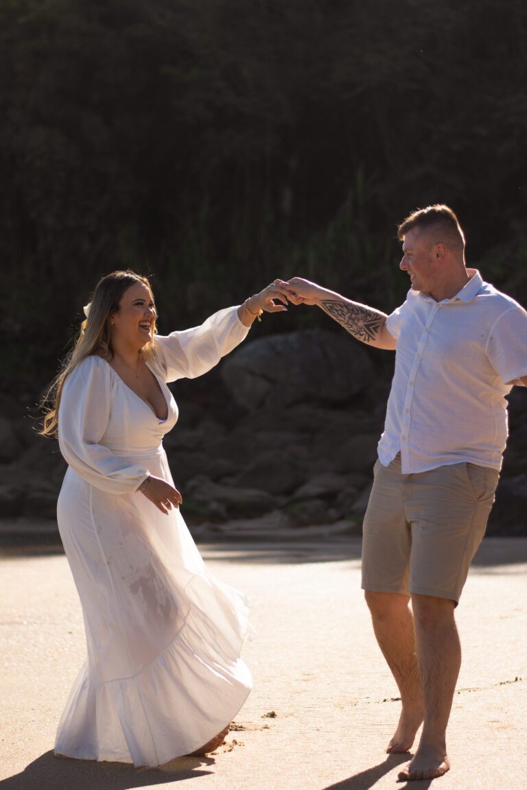 Ensaio Fotográfico Pré Wedding na praia feito pelo fotógrafo de São Paulo Guilherme Marques Fotografia de casal Ensaio de casal