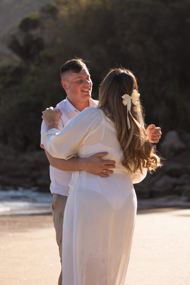 Ensaio Fotográfico Pré Wedding na praia feito pelo fotógrafo de São Paulo Guilherme Marques Fotografia de casal Ensaio de casal
