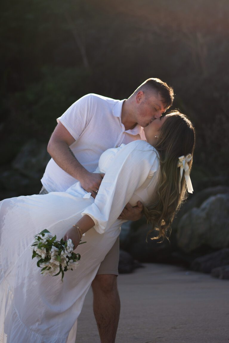 Ensaio Fotográfico Pré Wedding na praia feito pelo fotógrafo de São Paulo Guilherme Marques Fotografia de casal Ensaio de casal