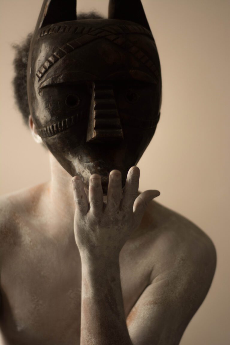Ensaio fotográfico artístico masculino - Registro de performance artística com o artista Helvio Benicio registrada pelo fotógrafo de São Paulo Guilherme Marques
