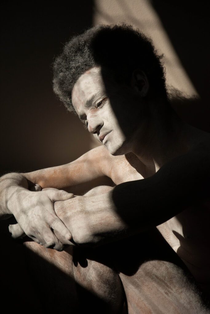 Ensaio fotográfico artístico masculino - Registro de performance artística com o artista Helvio Benicio registrada pelo fotógrafo de São Paulo Guilherme Marques