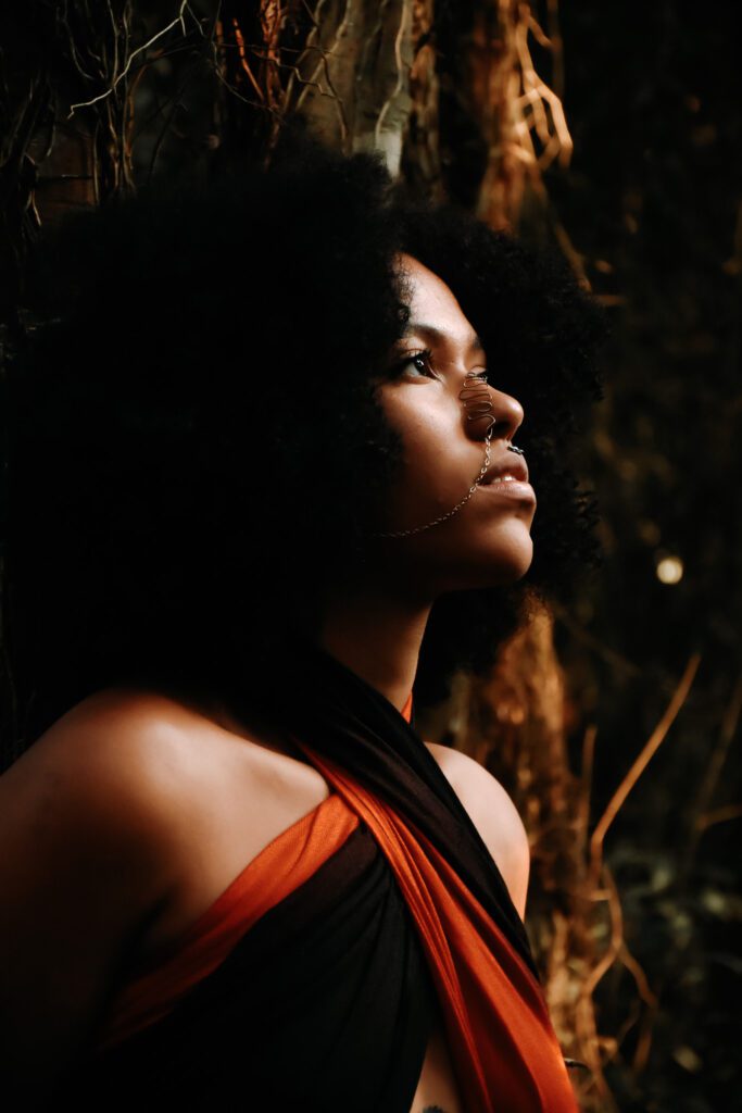 Ensaio fotográfico feminino artístico com modelo e produtora cultural, educadora e artista Katellyn Mendonça realizado em meio a mata floresta pelo fotógrafo de São Paulo Guilherme Marques