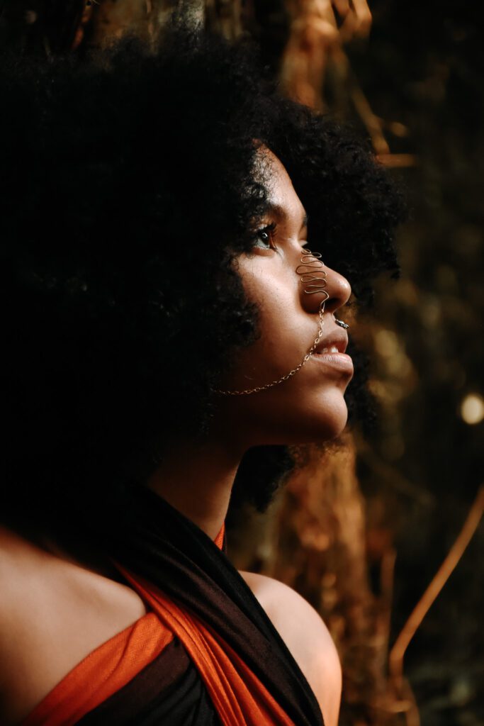Ensaio fotográfico feminino artístico com modelo e produtora cultural, educadora e artista Katellyn Mendonça realizado em meio a mata floresta pelo fotógrafo de São Paulo Guilherme Marques