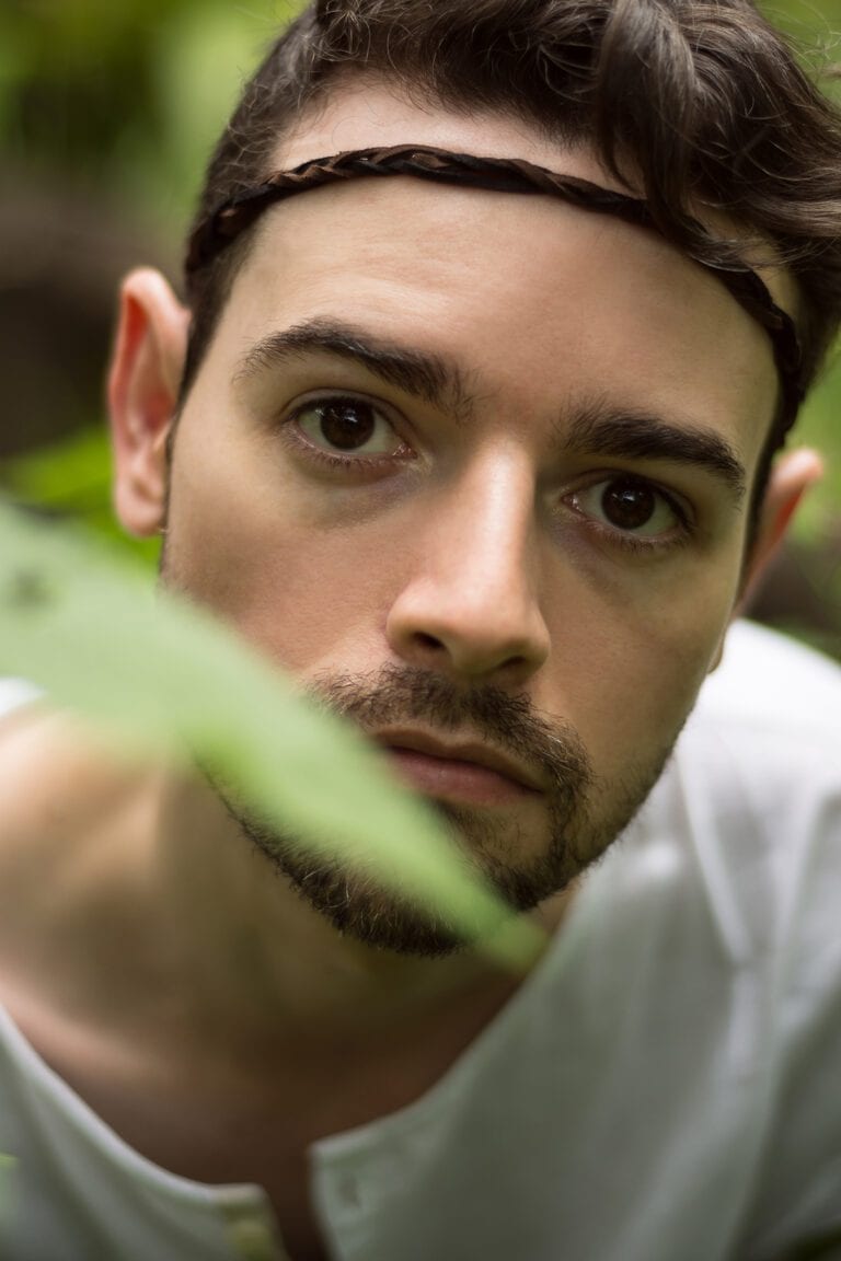 Ensaio fotográfico masculino de artista Henrique no Parque Ibirapuera feito pelo fotógrafo de São Paulo Guilherme Marques para o antigo projeto de retrato masculino Sereno Fotografia