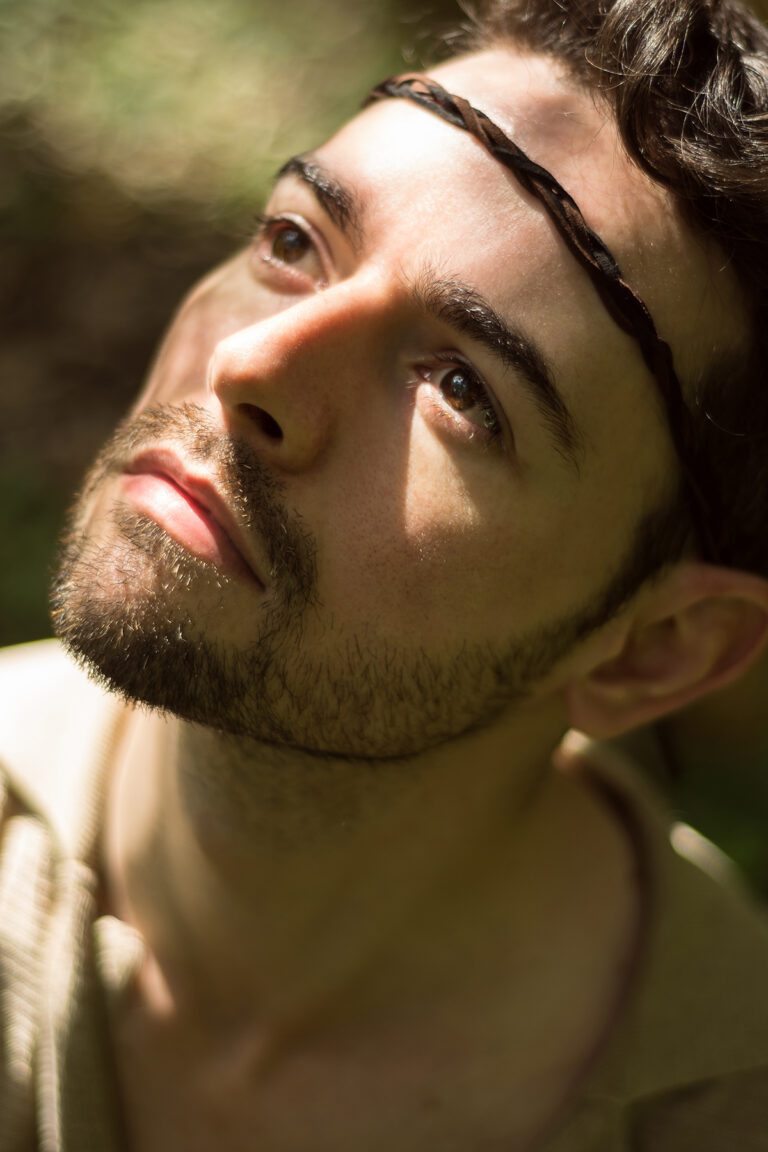 Ensaio fotográfico masculino de artista Henrique no Parque Ibirapuera feito pelo fotógrafo de São Paulo Guilherme Marques para o antigo projeto de retrato masculino Sereno Fotografia