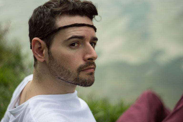 Ensaio fotográfico masculino de artista Henrique no Parque Ibirapuera feito pelo fotógrafo de São Paulo Guilherme Marques para o antigo projeto de retrato masculino Sereno Fotografia