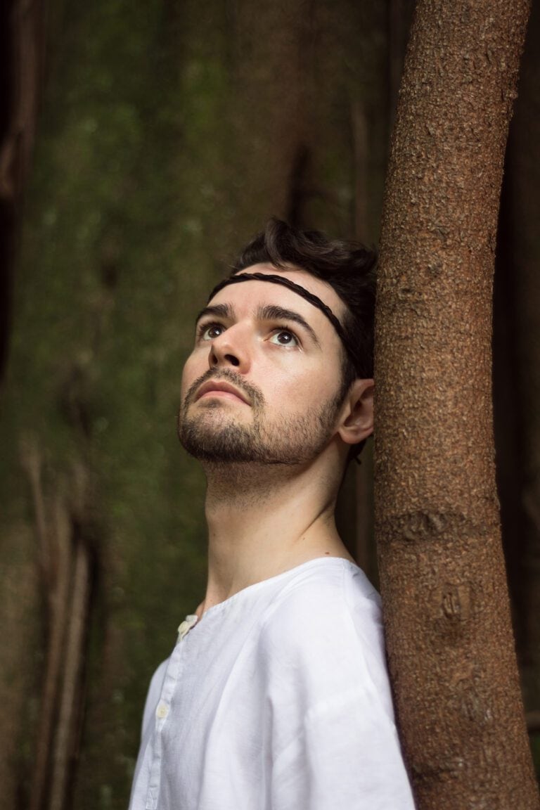 Ensaio fotográfico masculino de artista Henrique no Parque Ibirapuera feito pelo fotógrafo de São Paulo Guilherme Marques para o antigo projeto de retrato masculino Sereno Fotografia