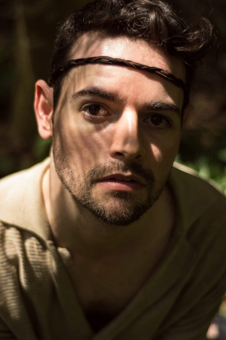 Ensaio fotográfico masculino de artista Henrique no Parque Ibirapuera feito pelo fotógrafo de São Paulo Guilherme Marques para o antigo projeto de retrato masculino Sereno Fotografia