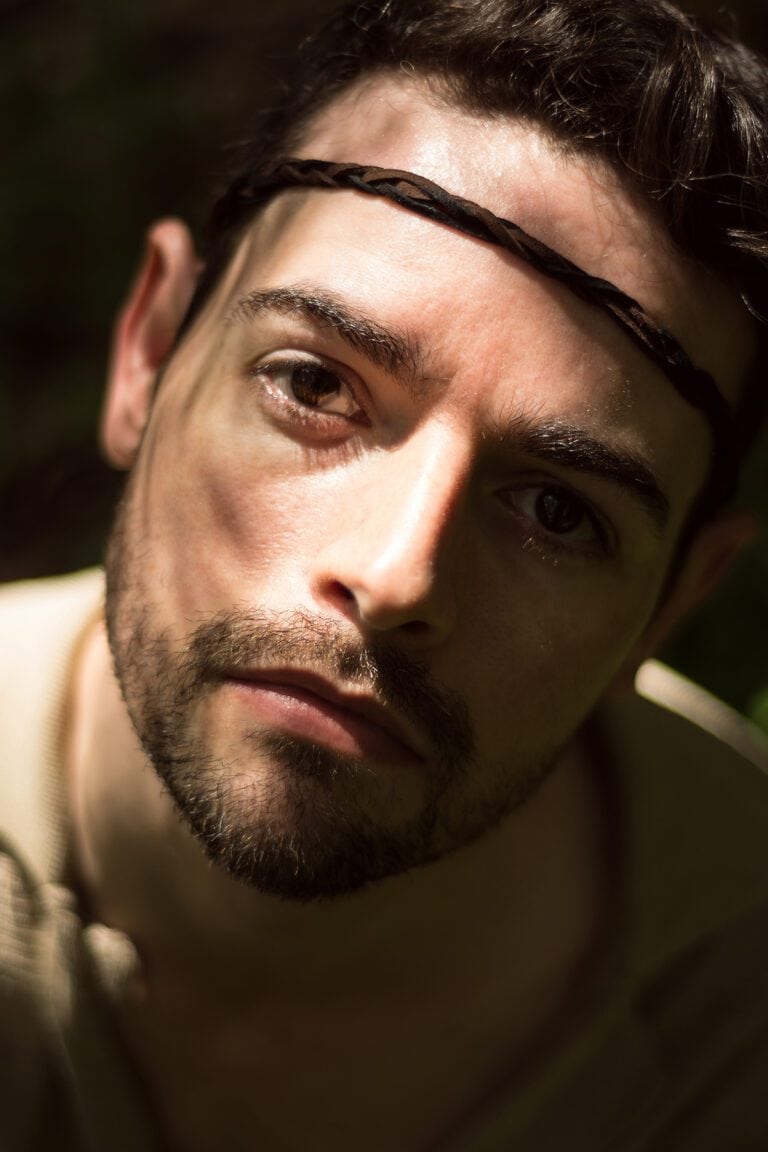 Ensaio fotográfico masculino de artista Henrique no Parque Ibirapuera feito pelo fotógrafo de São Paulo Guilherme Marques para o antigo projeto de retrato masculino Sereno Fotografia