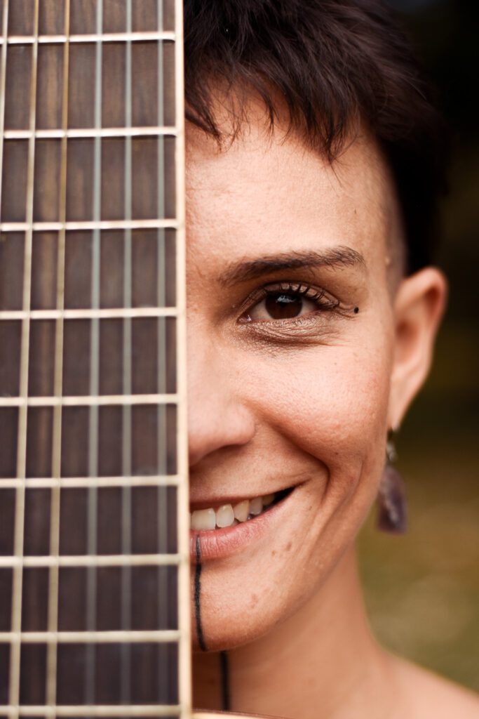 Iluminação perfeita para fotografias de bandas Ensaio fotográfico para artistas e músicos - Ensaio fotográfico feminino da artista Dani Vitor em parque em São Paulo - Fotógrafo de São Paulo Guilherme Marques
