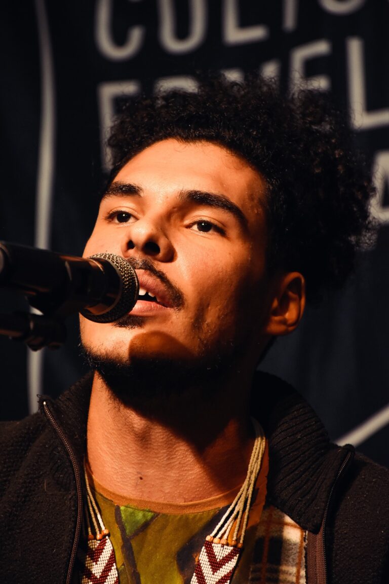 Fotografia de Palco apresentações de artistas no Sarau do Coletivo Vozes Que Ecoam na Ocupação Ermelino Matarazzo - Out 2024 26