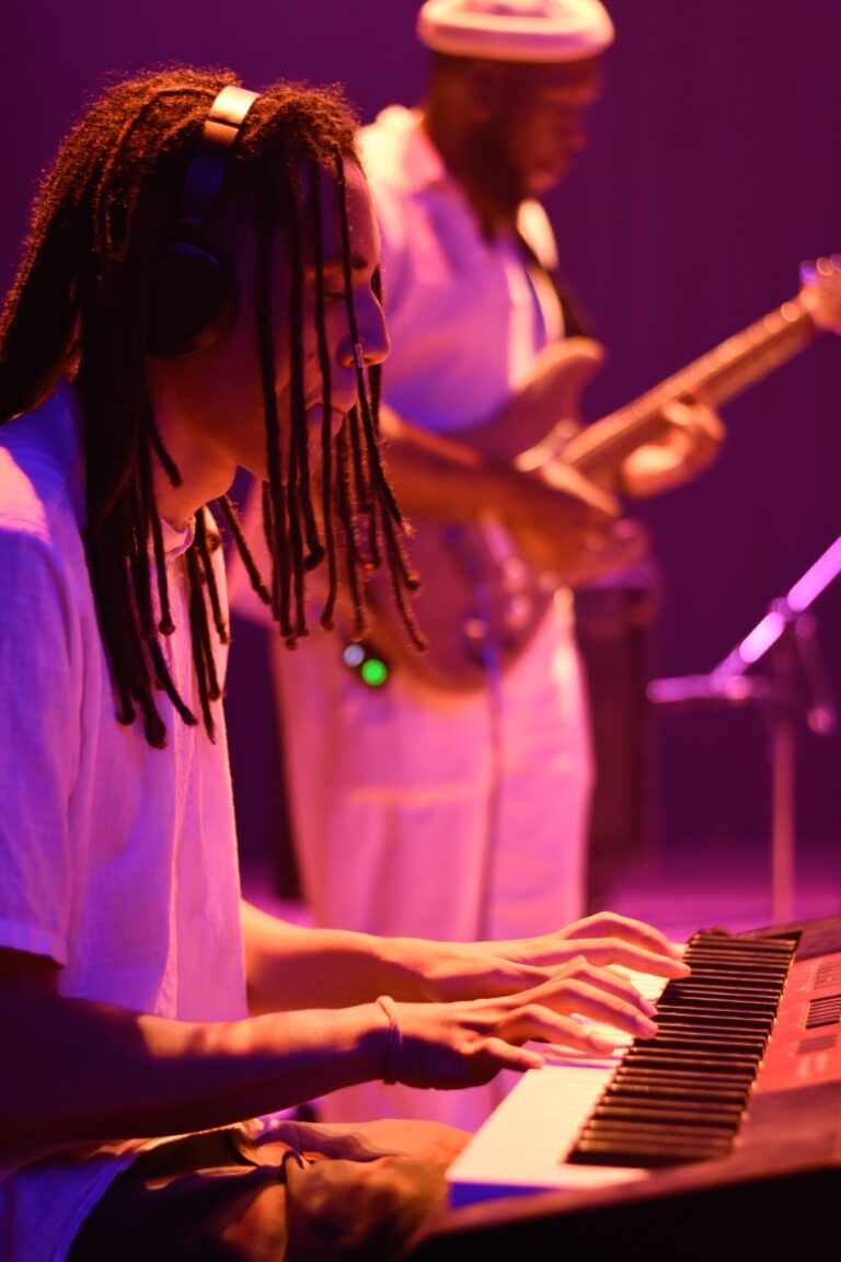 Fotografia de Show Registros fotográficos da Banda Planeta Gru acompanhando o show da Banda Família Cristal no Teatro Flávio Império em São Paulo 1