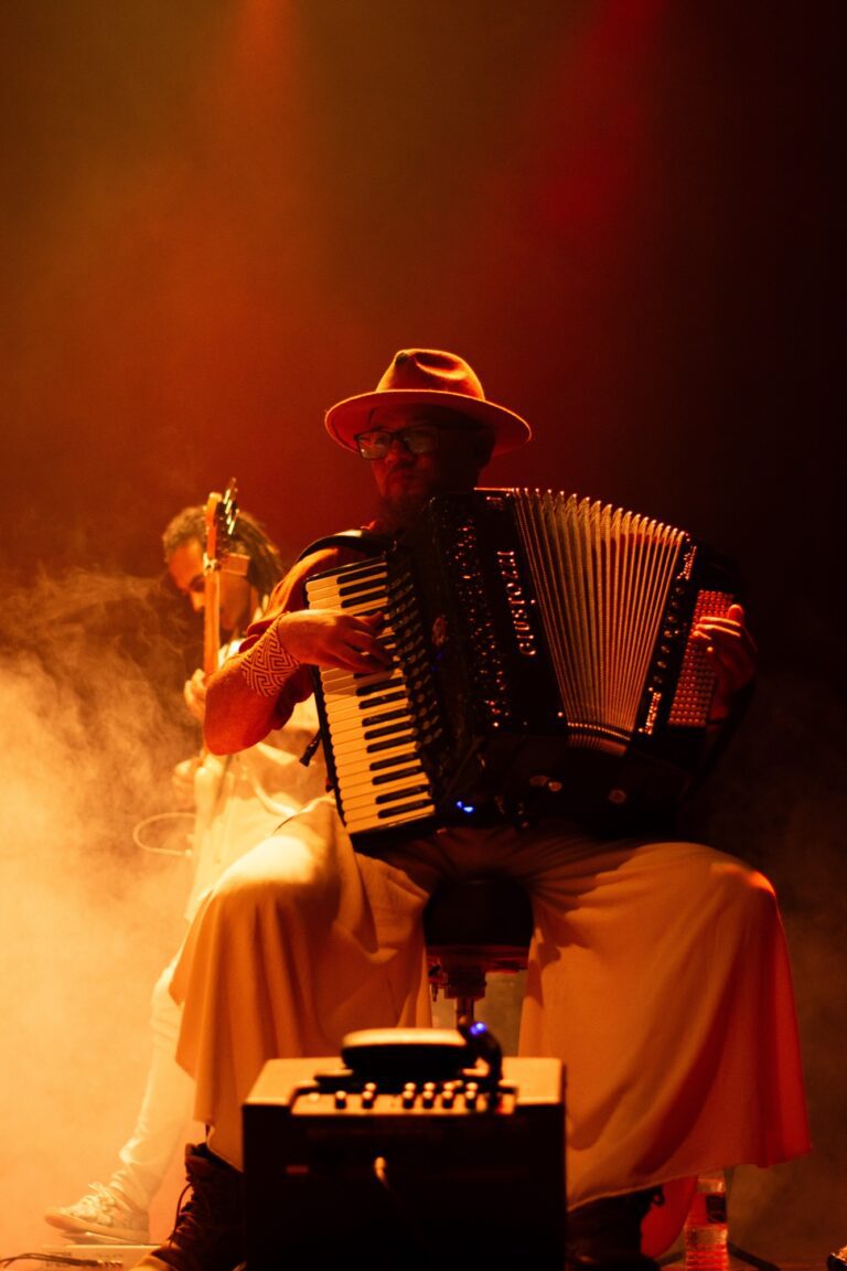 Fotografia de Show Registros fotográficos da Banda Planeta Gru acompanhando o show da Banda Família Cristal no Teatro Flávio Império em São Paulo 1