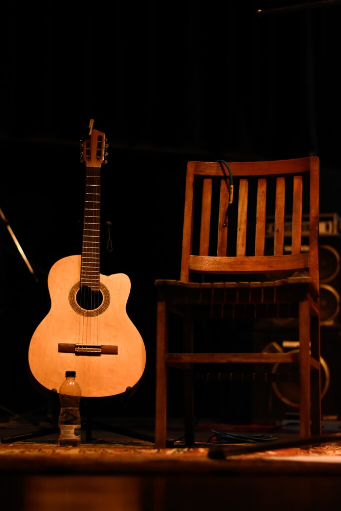 Tendências atuais em ensaios fotográficos de músicos Fotografia de palco do show da banda Família Cristal no Teatro Flávio Império pelo fotógrafo de São Paulo Guilherme Marques 1