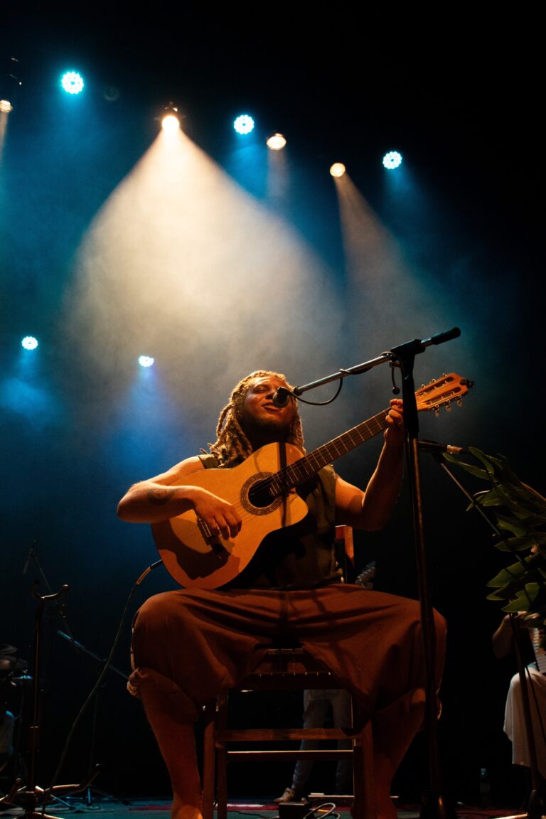 Fotografia de palco do show da banda Família Cristal no Teatro Flávio Império pelo fotógrafo de São Paulo Shows Guilherme Marques 1