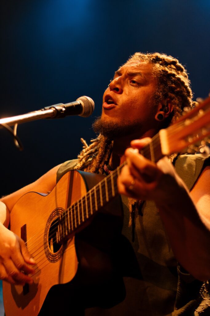 Fotografia de palco do show da banda Família Cristal no Teatro Flávio Império pelo fotógrafo de São Paulo Shows Guilherme Marques 1