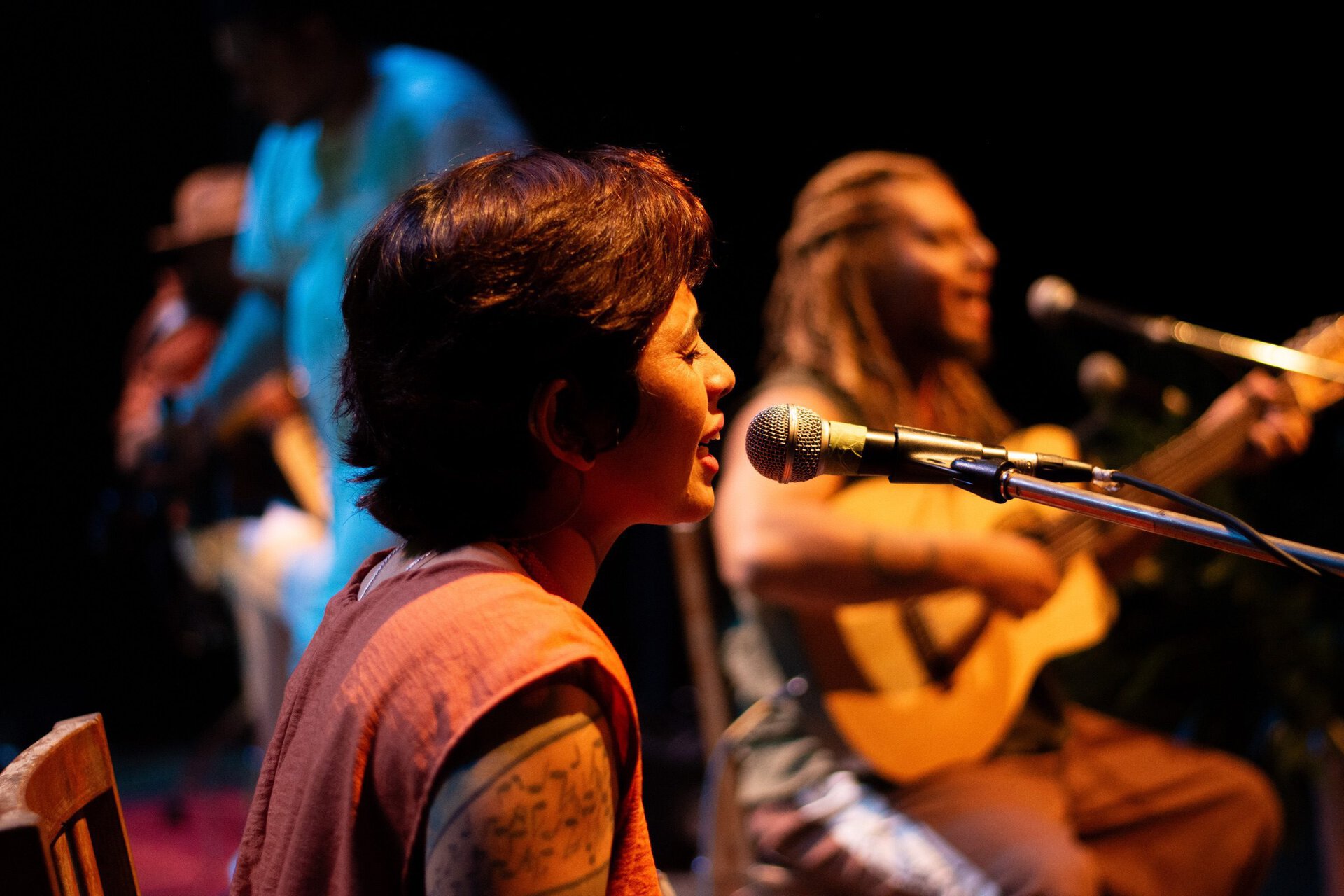 Fotografia de palco do show da banda Família Cristal no Teatro Flávio Império pelo fotógrafo de São Paulo Shows Guilherme Marques 1