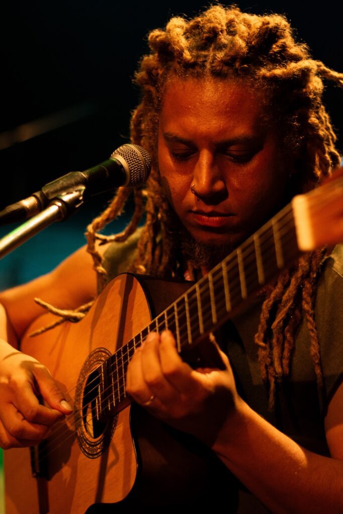Fotografia de palco do show da banda Família Cristal no Teatro Flávio Império pelo fotógrafo de São Paulo Shows Guilherme Marques 1