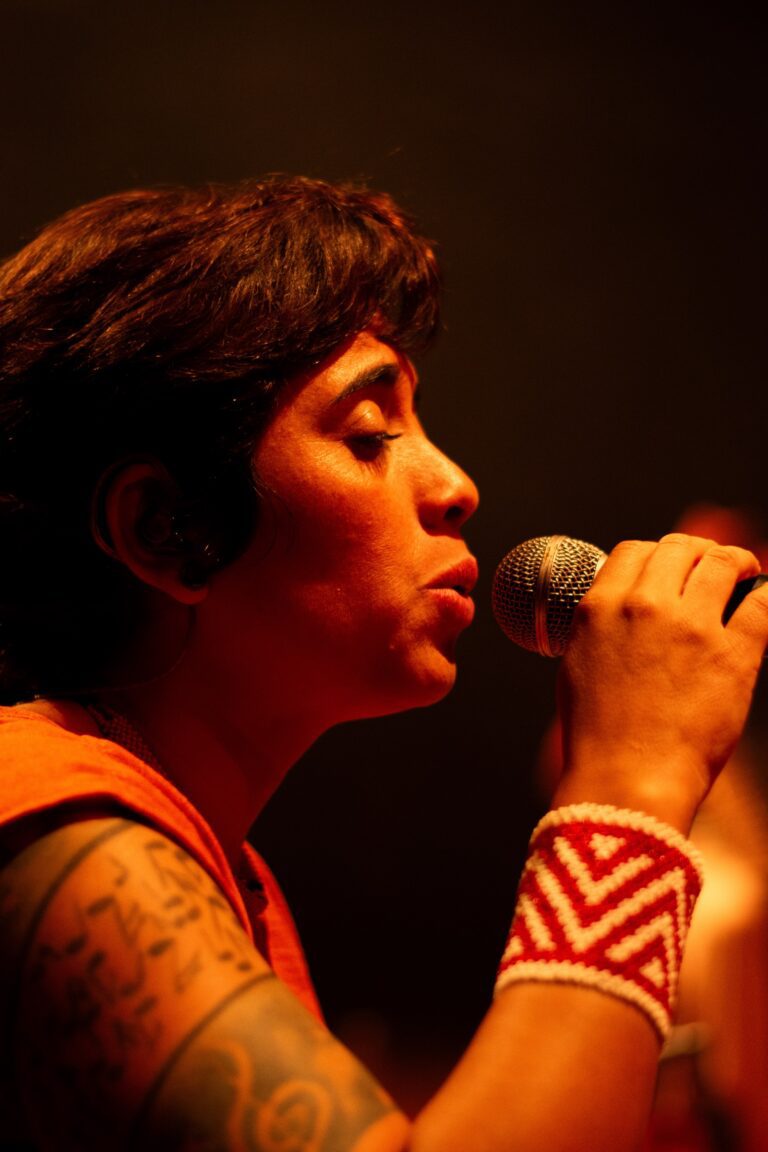 Fotografia de palco do show da banda Família Cristal no Teatro Flávio Império pelo fotógrafo de São Paulo Shows Guilherme Marques 1