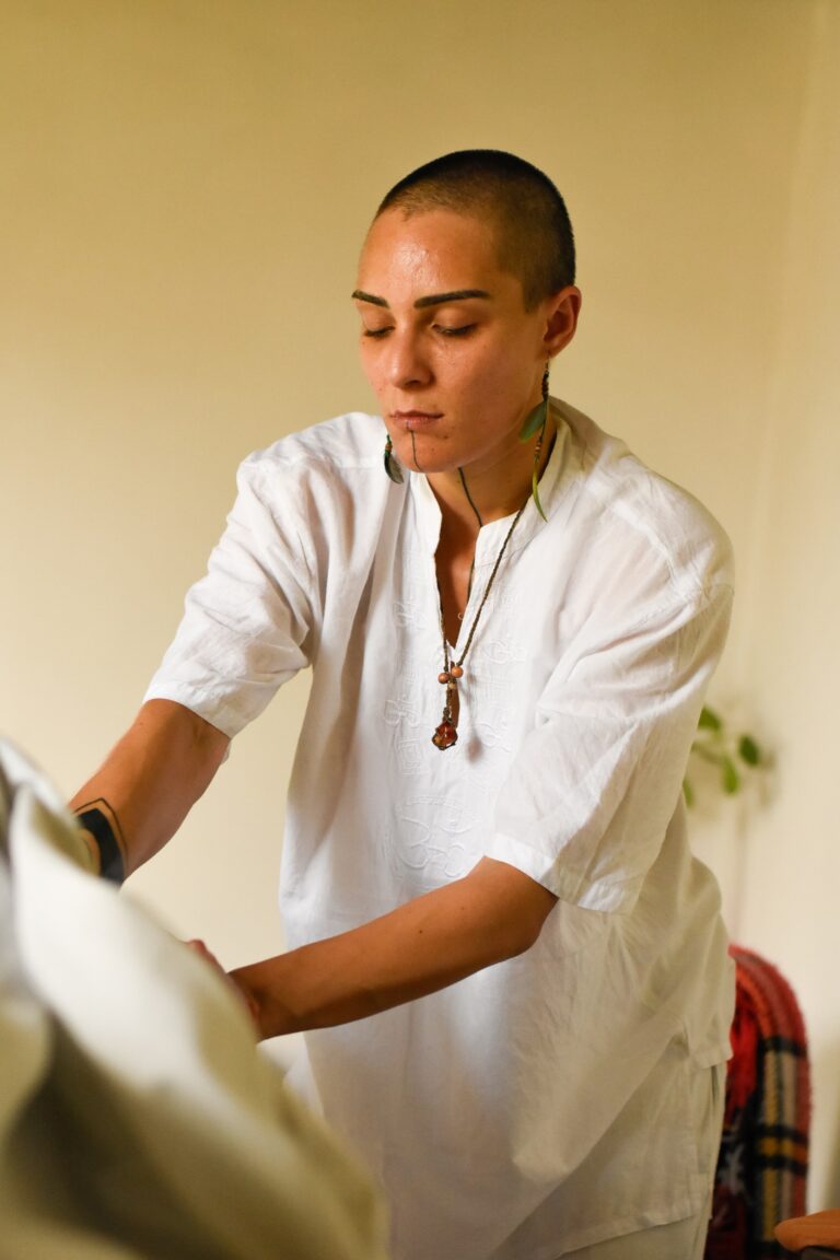 Terapeuta massagista Dani Vitor - Sessão de fotos para terapeutas e massagistas - Retratos corporativos para divulgar o seu trabalho online - Fotógrafo de São Paulo Guilherme Marques