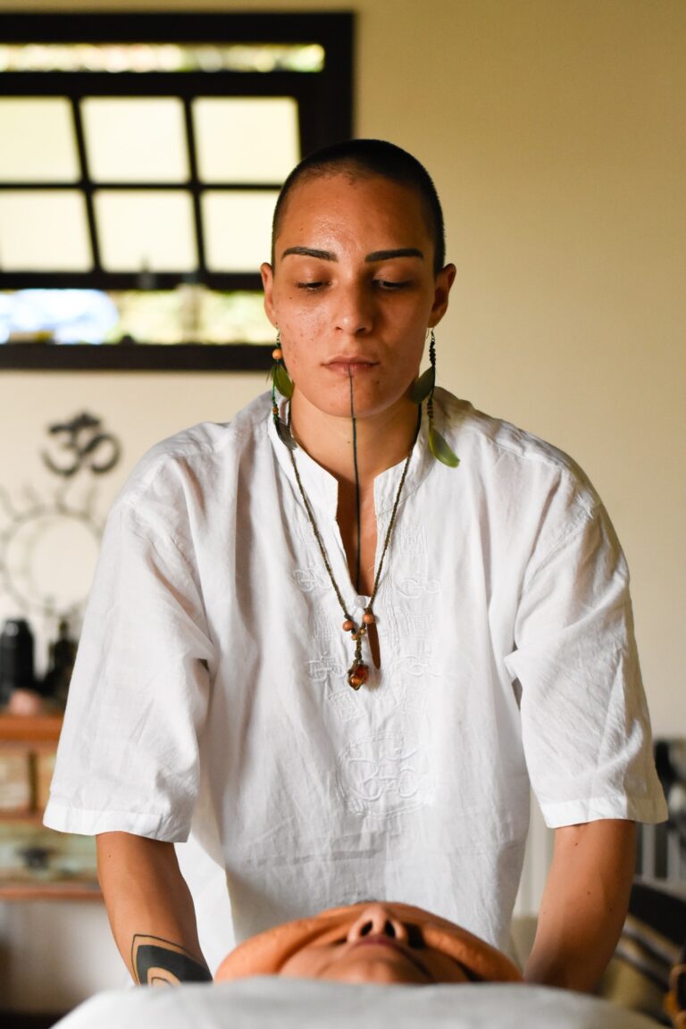 Terapeuta massagista Dani Vitor - Sessão de fotos para terapeutas e massagistas - Retratos corporativos para divulgar o seu trabalho online - Fotógrafo de São Paulo Guilherme Marques