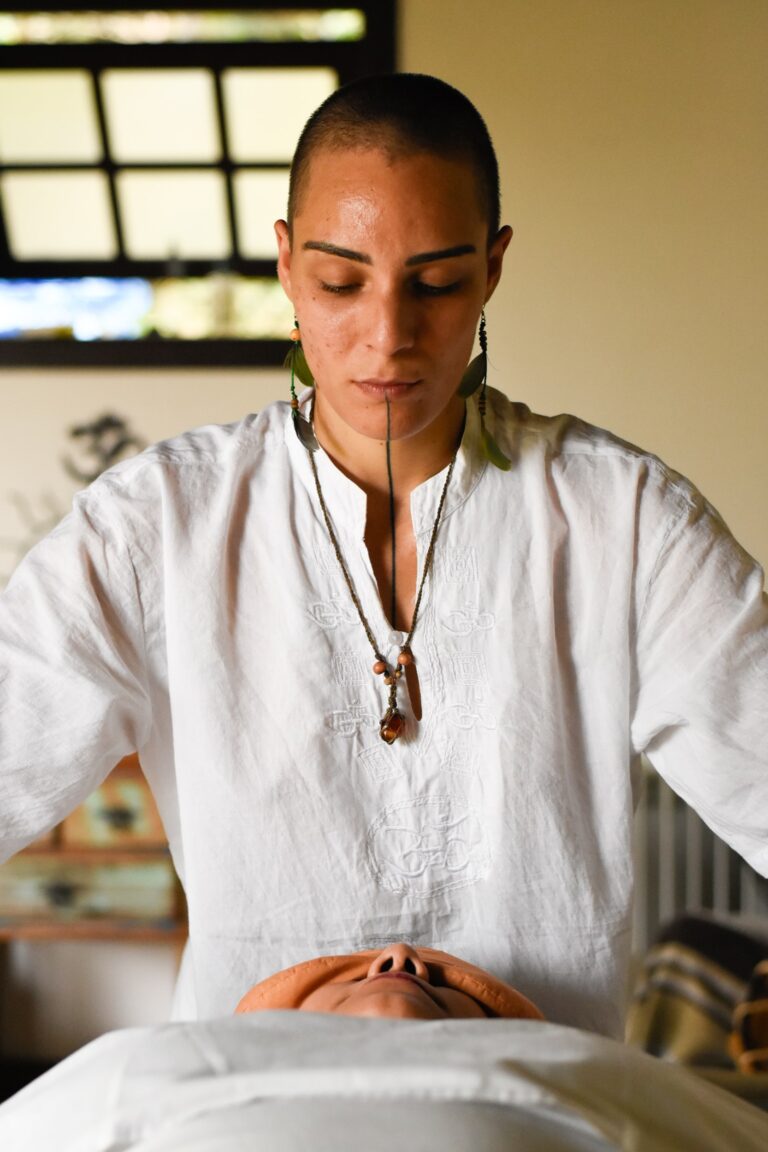 Terapeuta massagista Dani Vitor - Sessão de fotos para terapeutas e massagistas - Retratos corporativos para divulgar o seu trabalho online - Fotógrafo de São Paulo Guilherme Marques