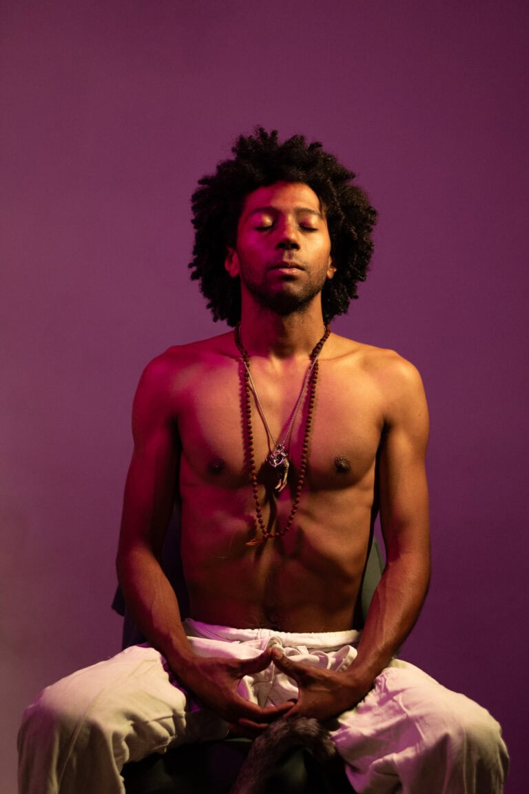 Fotógrafo Guilherme Marques - Retrato de homem com expressão meditativa.