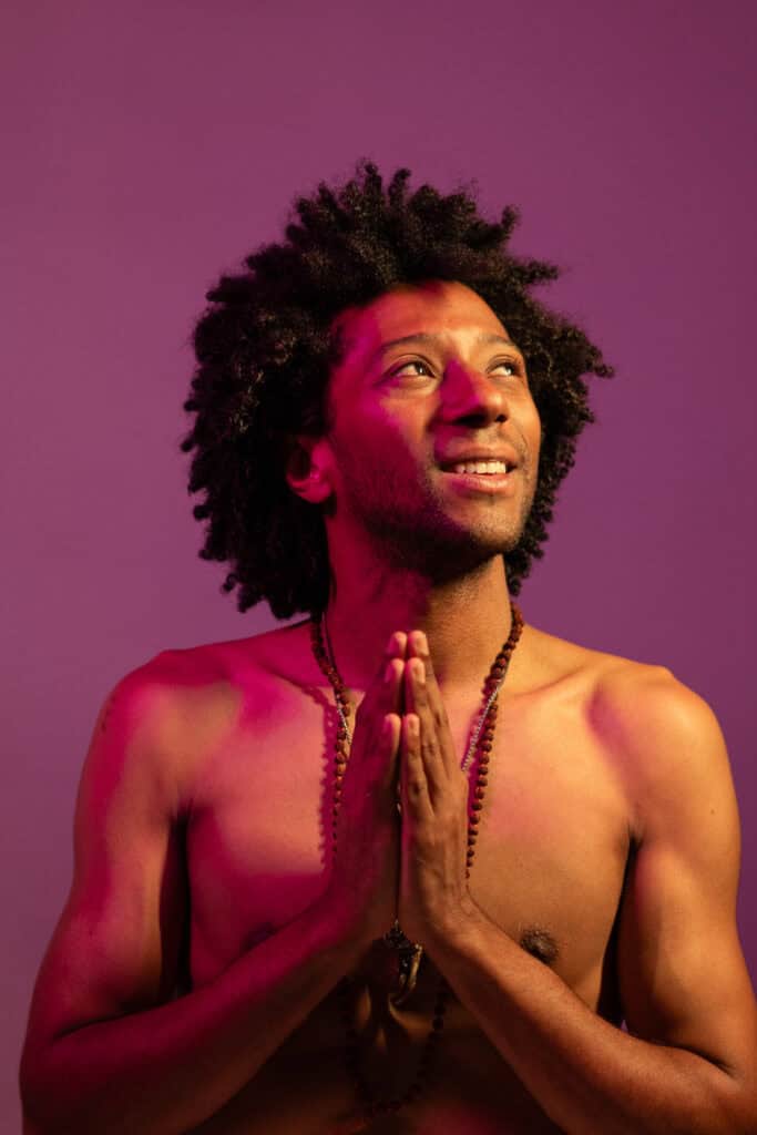 Fotógrafo Guilherme Marques - Retrato artístico de homem com expressão de paz.