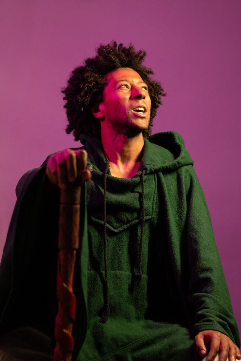 Fotógrafo Guilherme Marques, retrato artístico de homem com cabelo afro.