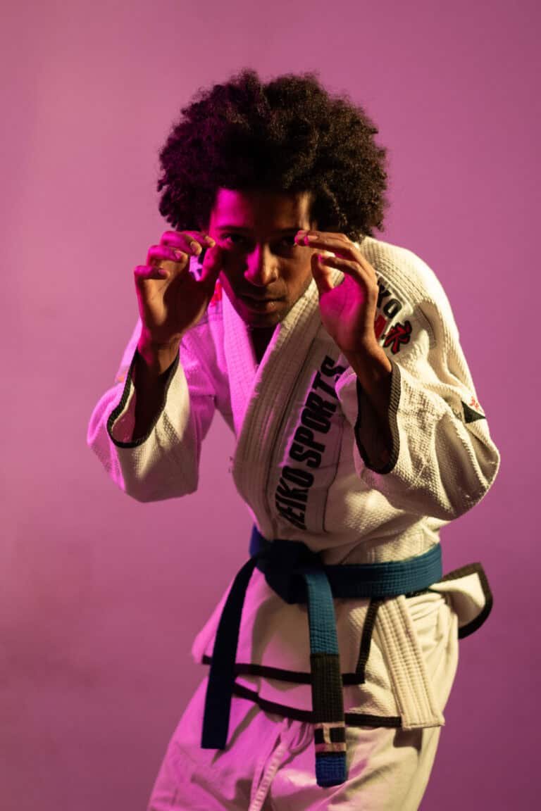 Atleta de Jiu-Jitsu ajustando os óculos em treino de artes marciais.
